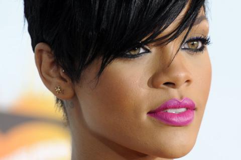 rihanna_closegbs_cw_580039g