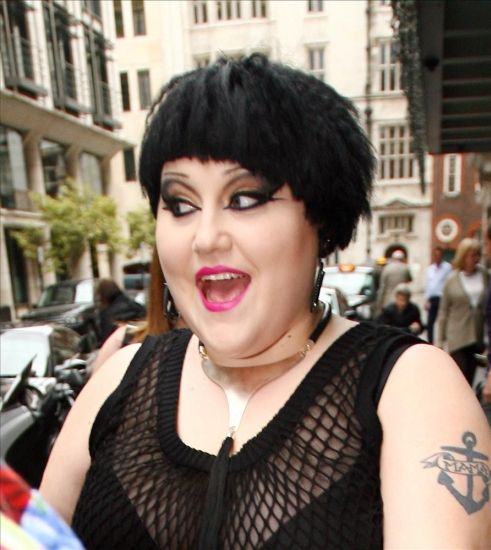 Beth Ditto leaves her London hotel