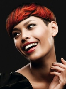 pelo corto flequillo.